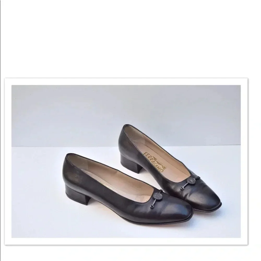 Beautiful Salvatore Ferragamo Logo Pumps